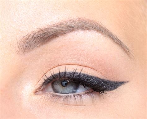 Creating a Dramatic and Sultry Grey Cat Eye with Grey Magic Pigment Enhancer